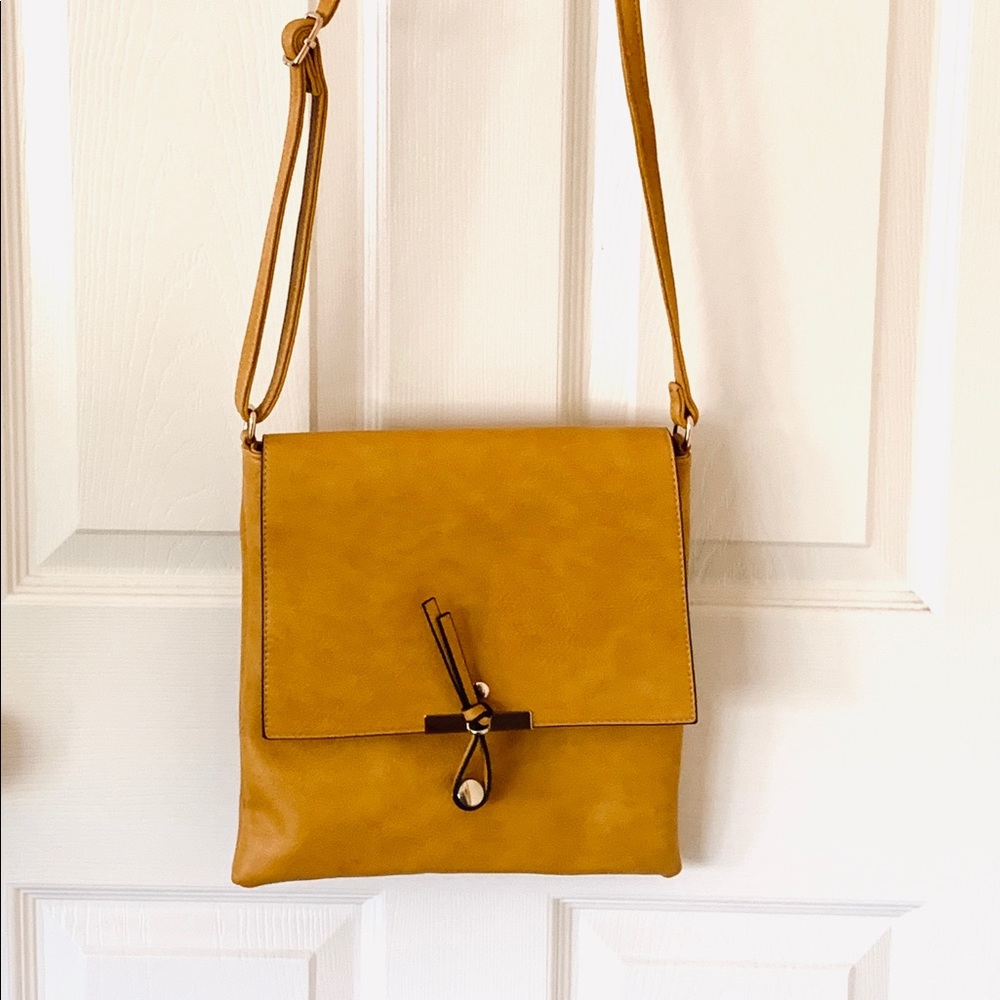 CROSS BODY NWOT mustard colored purse